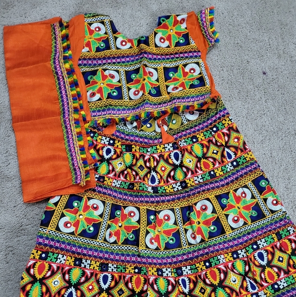 Lehnga choli - Picture 3 of 4